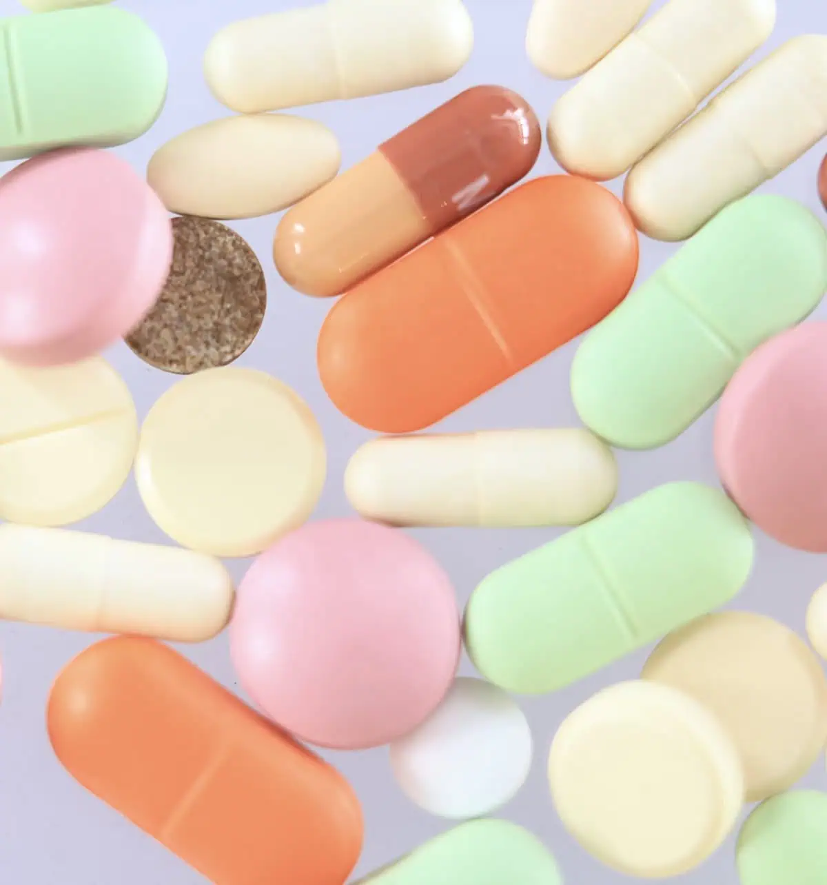 Pillole e capsule di diverso tipo e colore, a rappresentare l’approccio medico integrato e personalizzato della medicina della longevità, orientato alla prevenzione e al benessere nel lungo periodo.